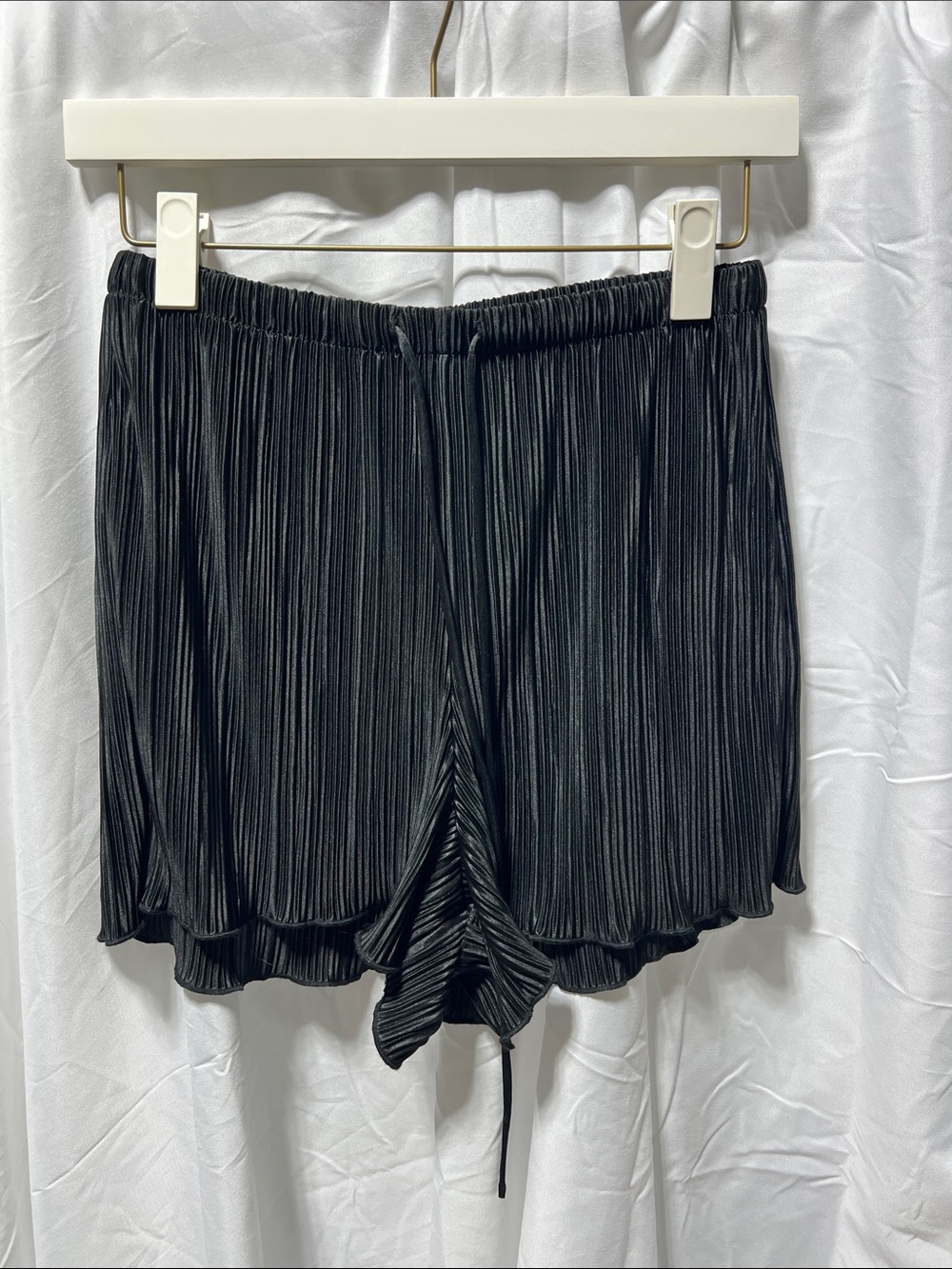 Good American Black Pleated Elastic Waist Shorts